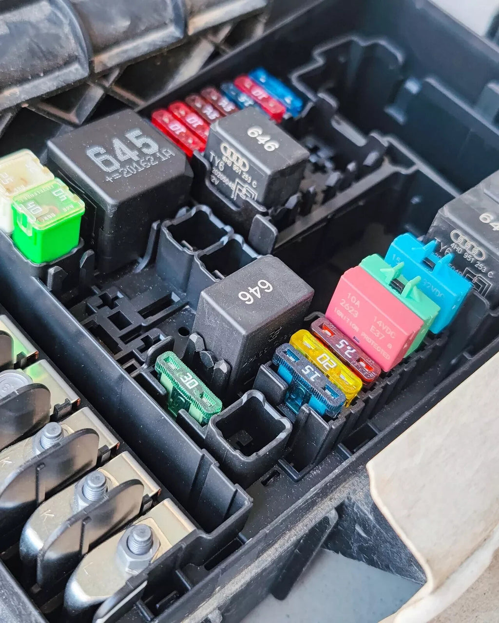 Low Profile ATC ATO Resettable Blade Circuit Breaker Kit (3A to 30A) for Automotive Applications